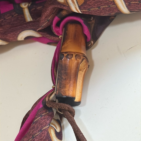 GUCCI SILK BANDANNA SCARF 🧣 MADE IN ITALY TRIANGULAR WITH HORSBIT BUCKLE - Picture 10 of 16